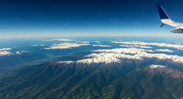 Ile trwa lot do Gruzji z Warszawy? Czas, który warto znać przed podróżą