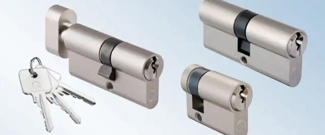 Trzy wkładki do drzwi i komplet kluczy. Dowiedz się, jak zmierzyć wkładkę do drzwi, aby wybrać odpowiedni rozmiar.