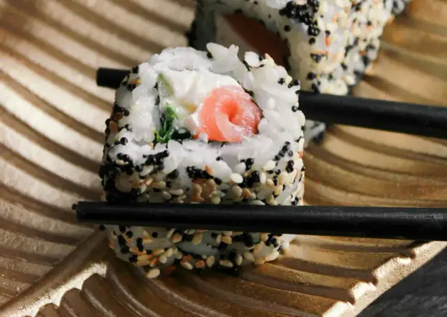Wczorajsze sushi: Jeść? Jak przechowywać i rozpoznać zepsute
