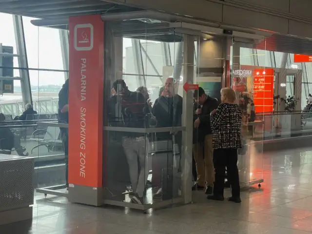 Gdzie jest palarnia na lotnisku Chopina? Oto wszystkie lokalizacje