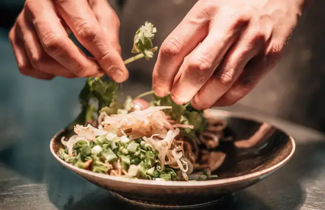 Ile kalorii ma pad thai? Zaskakujące wartości kaloryczne tego dania