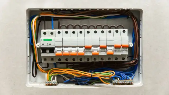 Jak zrobić rozdzielnię elektryczną bez błędów i z zachowaniem bezpieczeństwa