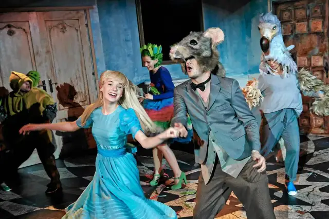 Tancerze w kostiumach myszy i ptaka na scenie. Wesoła dziewczyna w niebieskiej sukience. Najlepsze spektakle dla dzieci Warszawa.