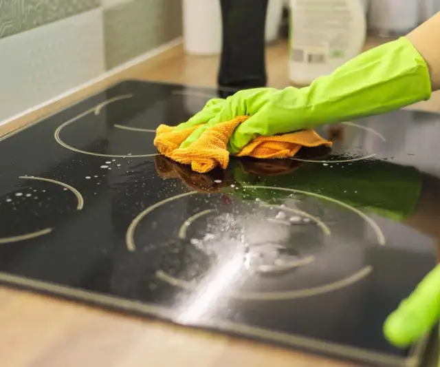Skuteczne sposoby na to, czym wyczyścić kuchenkę indukcyjną bez ryzyka uszkodzeń