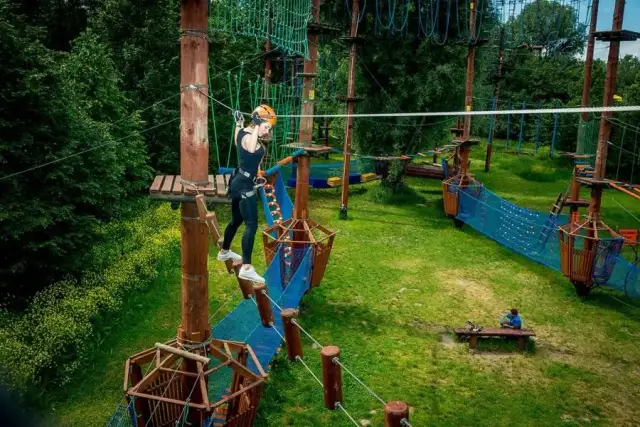 Najlepsze parki linowe w Warszawie - odkryj emocjonujące atrakcje