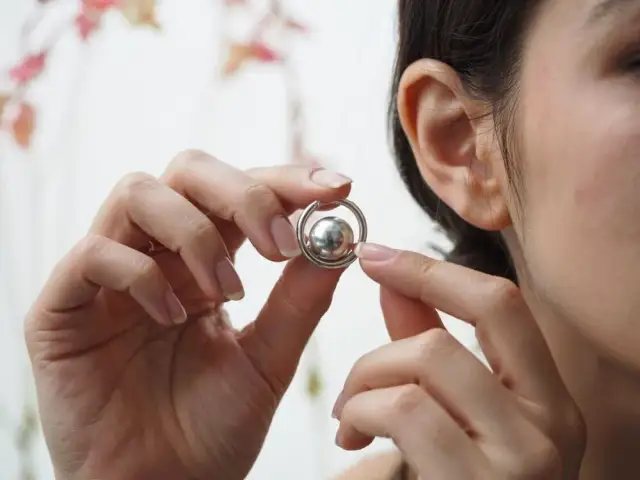 Jak odkręcić kolczyk z kulką? Szybki i bezpieczny poradnik