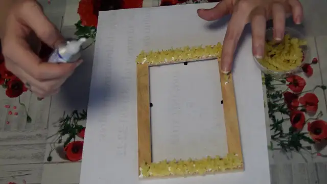 Jak zrobić ramkę na zdjęcia z makaronu – proste kroki i porady