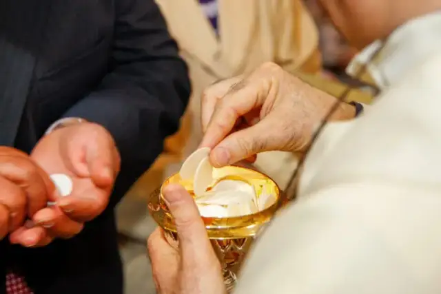 Czy przyjęcie komunii bez spowiedzi to grzech? Oto ważne informacje