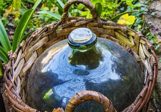 Dlaczego wino gazuje? Odkryj przyczyny i jak temu zapobiec