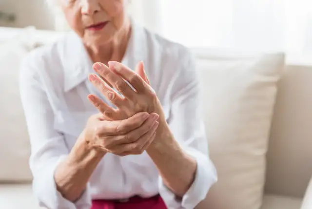 Elewacja kończyny górnej: jak poprawić krążenie i złagodzić ból