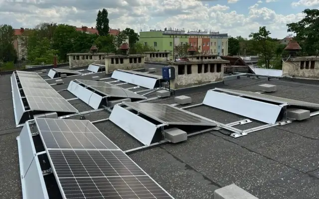 Fotowoltaika na gruncie: gdzie umieścić inwerter dla efektywności?