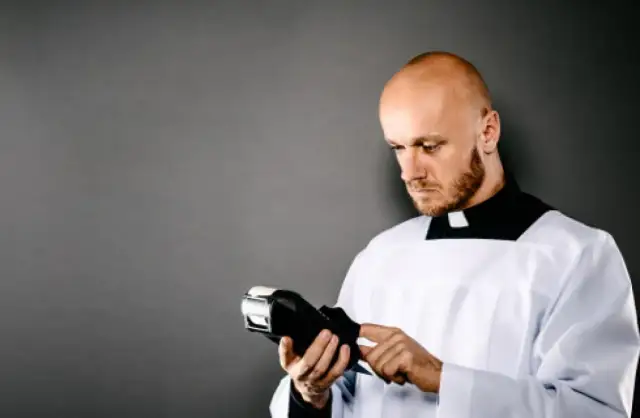 Czy ksiądz płaci podatek? Zaskakujące fakty o opodatkowaniu duchownych