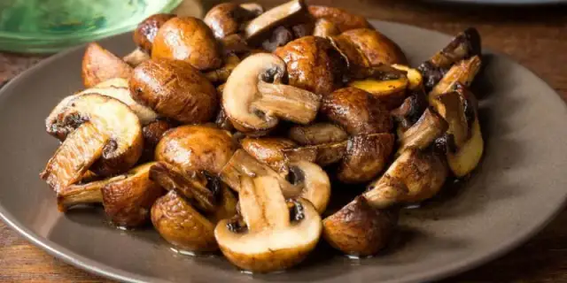 Najlepsze przyprawy do sosu pieczarkowego – jak uzyskać idealny smak i aromat