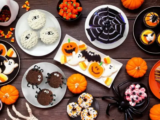 Najlepsze przepisy na ciasta na Halloween, które zaskoczą gości