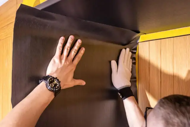 DIY: Naprawa drzwi z płyty Kiedy opłaca się bardziej niż wymiana?