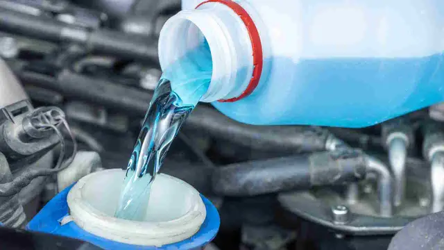 Scheibenwischwasser nachfüllen: So vermeiden Sie Frostschäden und Sichtprobleme