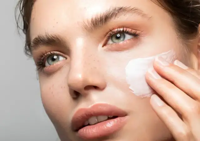 Porcelanowa cera: Jak osiągnąć idealną skórę krok po kroku?