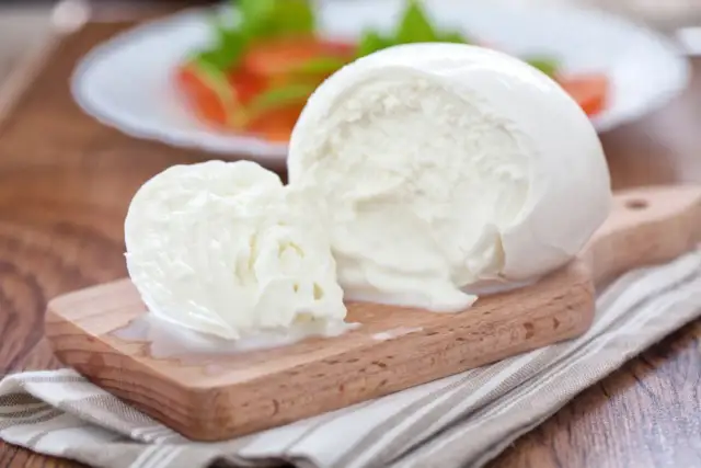 Ile kalorii ma kulka mozzarelli? Sprawdź fakty i wartości odżywcze