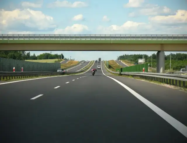 Czy na autostradzie A1 można płacić kartą? Sprawdź dostępne metody płatności!