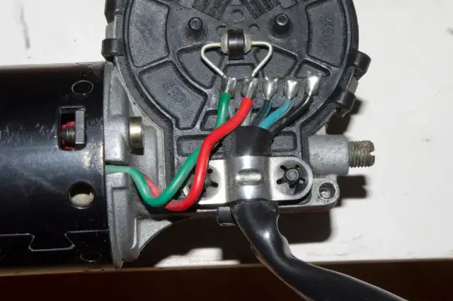 Jak sprawdzić silnik wycieraczek miernikiem i uniknąć kosztownych napraw