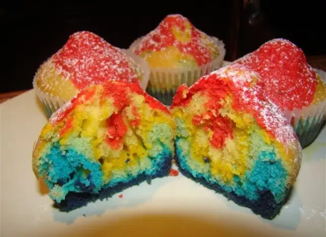 Jak zrobić tęczowe babeczki? Sekret kolorów w środku!