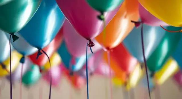 Hel co to? Odkryj niezwykłe właściwości i zastosowania helu