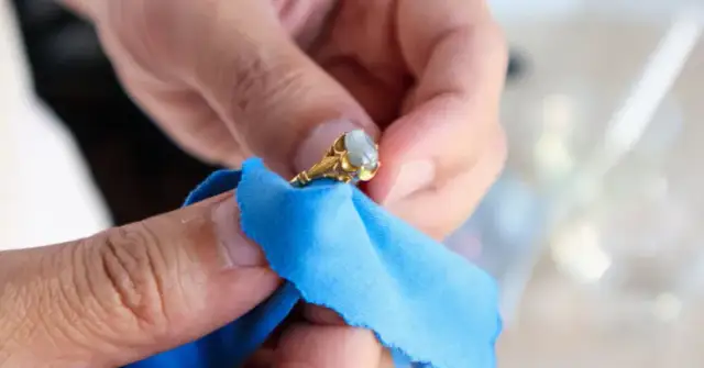 Płyn do złota i srebra: Jak czyścić biżuterię bezpiecznie?