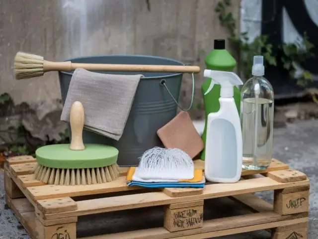 Skuteczne sposoby na czyszczenie mocno zabrudzonej wykładziny – domowe i profesjonalne metody