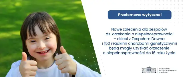 Uśmiechnięta dziewczynka z zespołem Downa pokazuje kciuk w górę. Nowe zalecenia ds. orzekania o niepełnosprawności ułatwią uzyskanie orzeczenia.