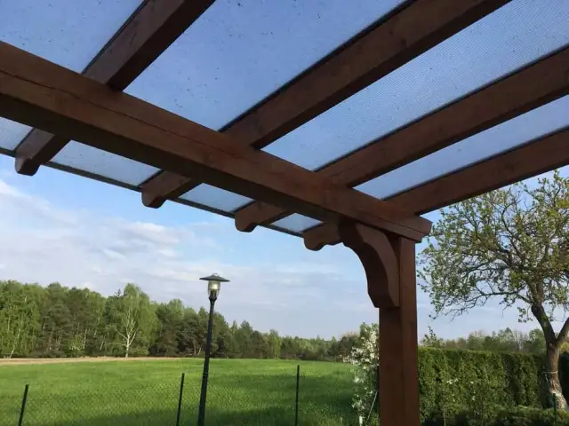 Poliwęglan na zadaszenie tarasu: komorowy czy lity? Wybierz idealny!