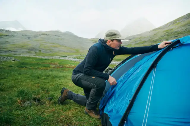 Jak skutecznie zabezpieczyć namiot przed deszczem i uniknąć przeciekania