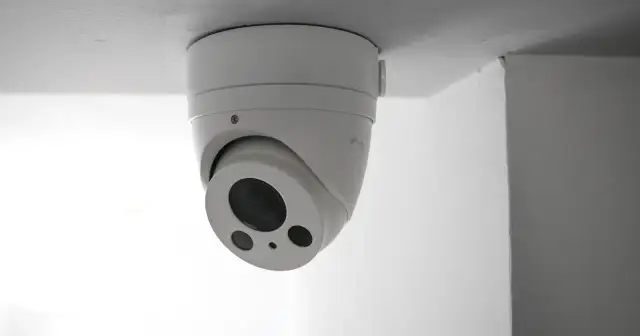 Kamera monitoringu sufitowego to kluczowy element, jak zabezpieczyć mieszkanie przed włamaniem.
