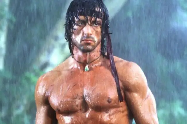 Sylvester Stallone jako Rambo w deszczu. W jakich filmach grał Sylvester Stallone? Wiele ikonicznych ról!