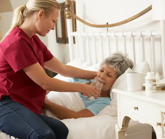 Odwodnienie u seniora: Podstępne objawy, skutki i jak zapobiegać