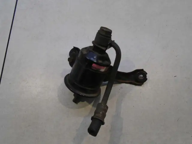 Filtr paliwa do Toyoty RAV4 2.0 benzyna, element układu paliwowego, gotowy do montażu.