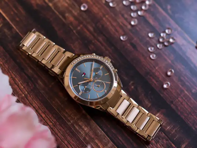 Zegarek Tommy Hilfiger damski: Jak wybrać idealny styl i jakość?