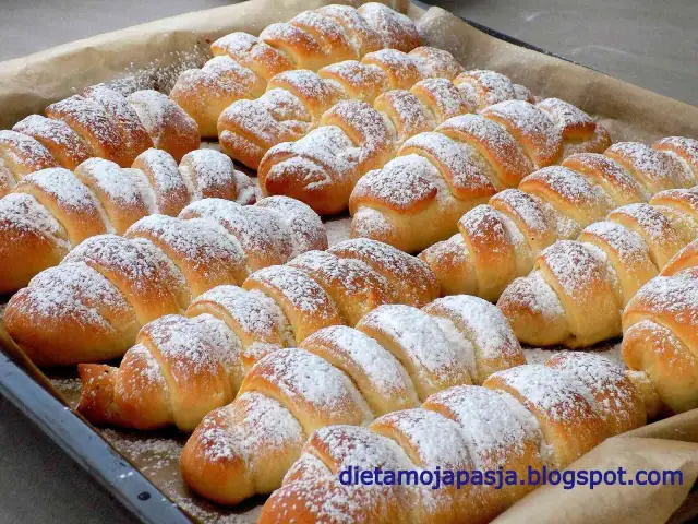 Sekrety puszystych bułek drożdżowych: przepis, który zawsze działa