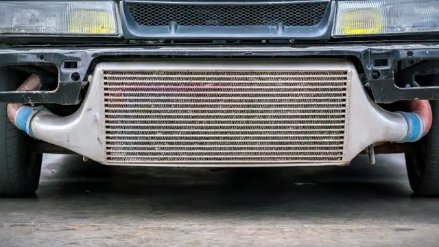 Twój intercooler woła o pomoc? Wyczyść go i odzyskaj moc silnika!