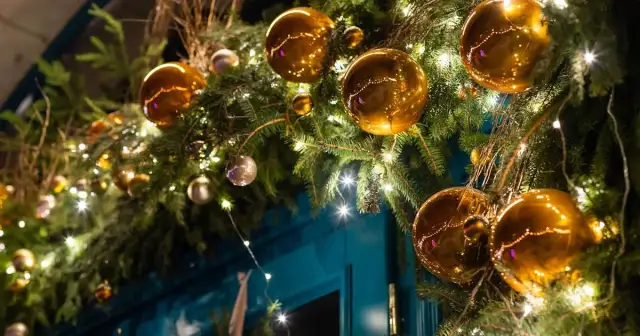 Jak ozdobić drzwi na święta - kreatywne pomysły na dekoracje