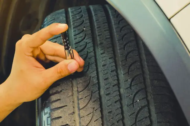 Kiedy wymienić opony? Wiek, bieżnik, uszkodzenia sprawdź!