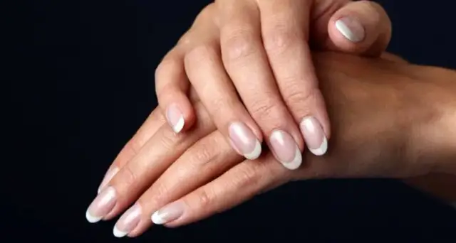 Jakie paznokcie do beżowej sukienki – idealne kolory na każdą okazję