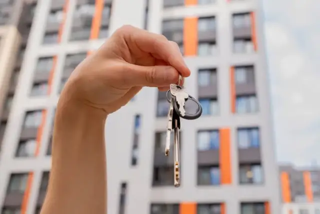 Klucze do nowego mieszkania. Zastanawiasz się, ile zarabia deweloper miesięcznie?