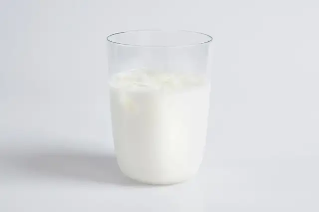 Mleko bez laktozy nie jest wegańskie! Poznaj fakty