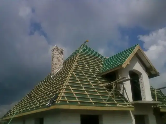 Kto naprawdę robi wiechę na dach? Poznaj tradycję i rolę cieśli