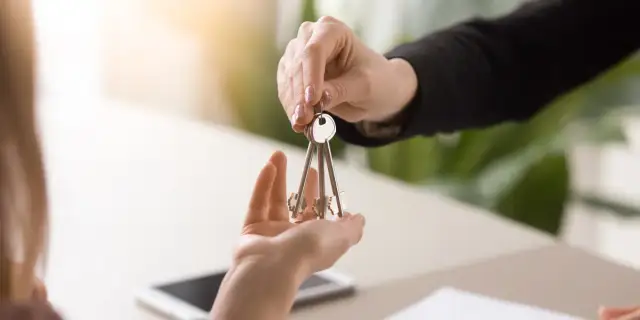 Czy od darowizny mieszkania płaci się podatek? Sprawdź, co musisz wiedzieć