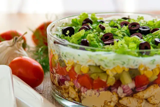 Sałatka gyros co po kolei – idealny przepis krok po kroku na imprezę