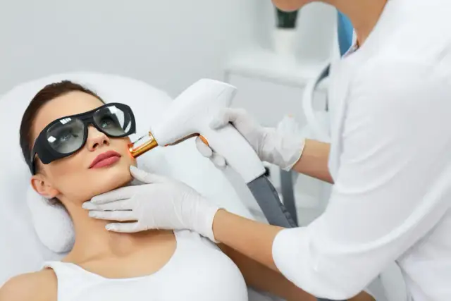 Ile trwa zabieg laserem frakcyjnym? Poznaj czas i ważne szczegóły