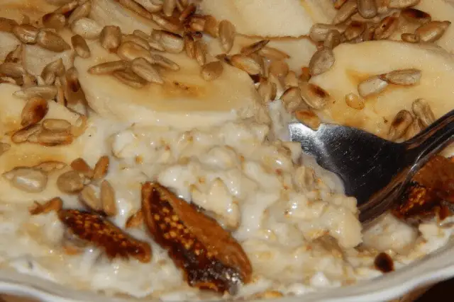 Ile kalorii ma owsianka na wodzie z bananem? Zaskakujące wartości!