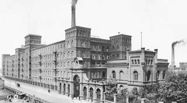 Reżyser filmu Ziemia obiecana: Andrzej Wajda i jego wizja filmowa