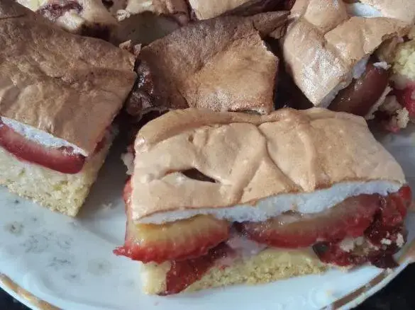 Przepis na ciasto ze śliwkami i pianką – pyszne i łatwe w przygotowaniu